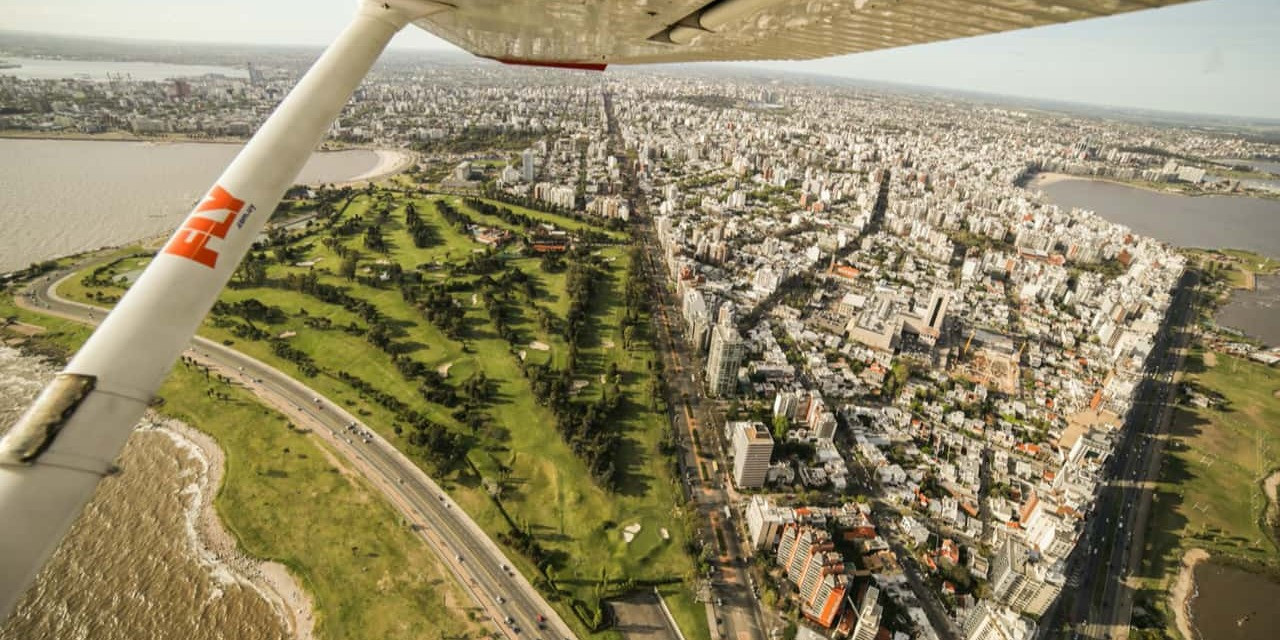 Experimentá la sensación de sobrevolar Montevideo en avión junto a dos amigos